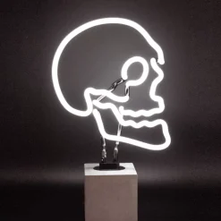 Neon Leuchtdekoration Auf Betonsockel "Skull" Leuchtobjekte